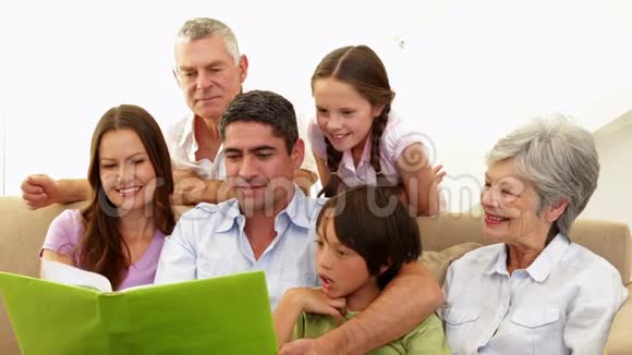一家人一起看相册视频的预览图