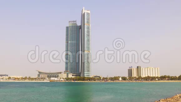 夏日阿布扎比海滩海湾4k阿联酋大厦视频的预览图