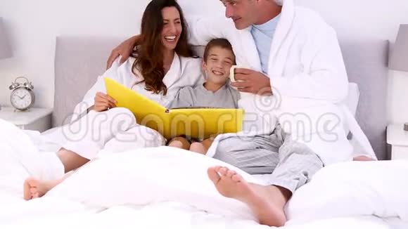 父母和他们的儿子读故事视频的预览图