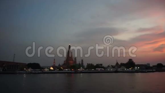 日落泰国曼谷黎明寺潮法拉河著名天际线的黄昏时刻视频的预览图