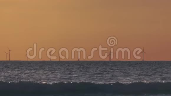 日落时在海上的风电场视频的预览图