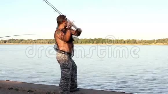 在河上钓鱼的人视频的预览图