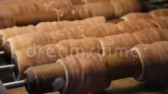 传统的甜面团烤在烤架上视频的预览图