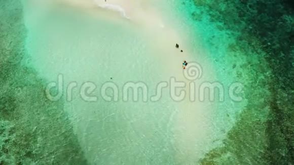 有海滩和游客的桑迪岛西亚高裸岛视频的预览图
