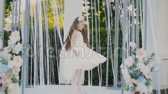 穿白色裙子的小女孩视频的预览图