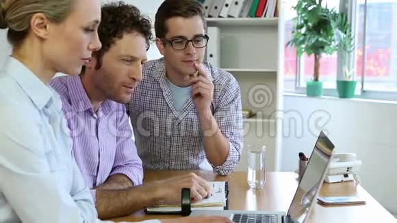 快乐的商业团队使用笔记本电脑和计划视频的预览图