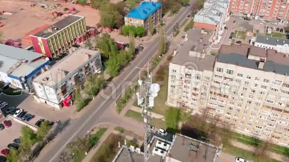 细胞塔城市环境居住建筑无人机的空中射击视频的预览图