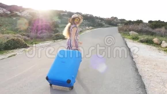 带着行李箱的女旅行者视频的预览图