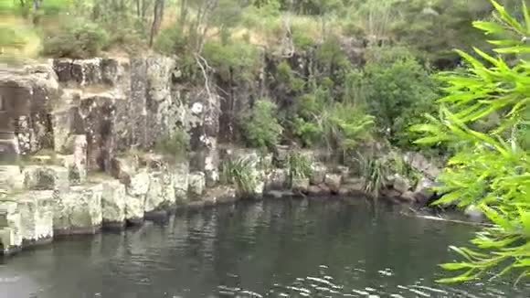 查理斯岩石瀑布新西兰视频的预览图
