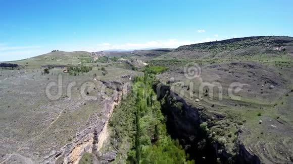 空中镜头杜拉顿峡谷和塞普尔韦达塞戈维亚卡斯蒂利亚莱昂西班牙视频的预览图