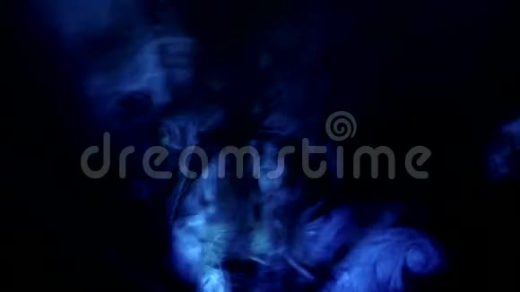 电影放映机的光束烟雾弥漫的黑暗工作室的背景视频的预览图