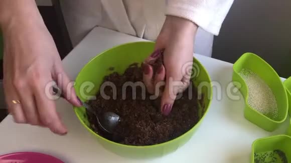 女人用可可粉和融化的黄油混合成球为了做糖果视频的预览图