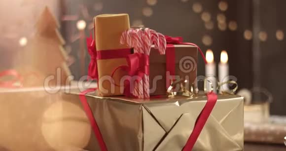 圣诞礼物装在漂亮的盒子里视频的预览图