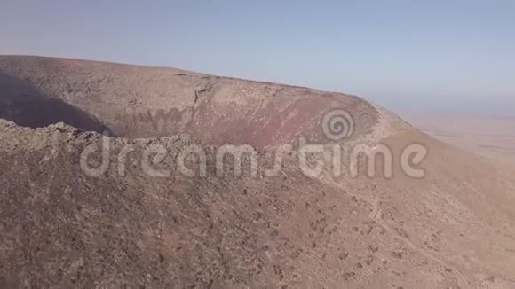 火山口的空中景色视频的预览图