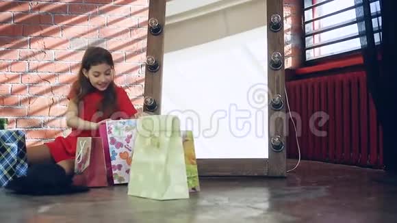 漂亮的小女孩购物后视频的预览图
