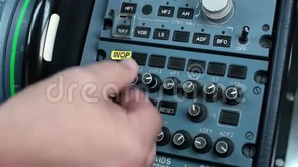 驾驶舱飞行员开关控制飞机a320视频的预览图