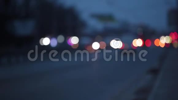 城市街道上模糊抽象的夜灯视频的预览图