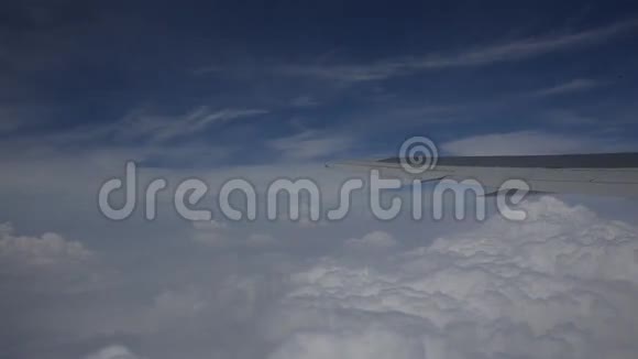 飞越云层可循环动画视频的预览图