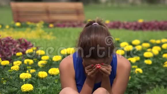 悲伤的年轻西班牙女人哭泣视频的预览图