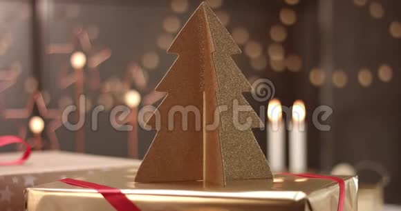 圣诞礼物装在漂亮的盒子里视频的预览图