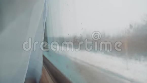 玻璃窗上的雨雪铁路概念列车旅行生活方式从一个移动的窗户看到美丽视频的预览图