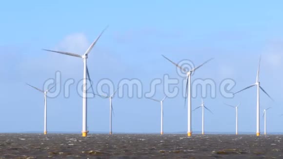 十月秋季风暴中的风力涡轮机视频的预览图
