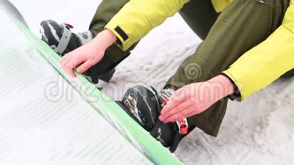 在冬天把一块滑雪板关上视频的预览图