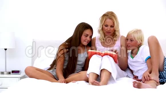 妈妈在给孩子们读书视频的预览图
