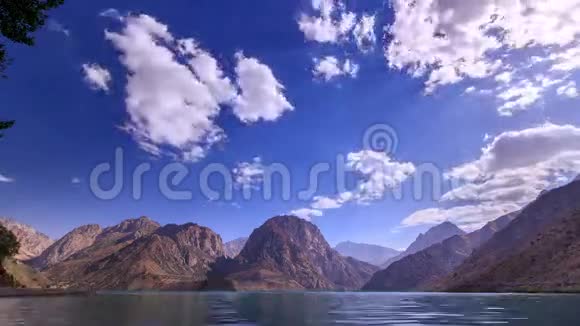 在山上的湖塔吉克斯坦伊斯坎德库尔视频的预览图