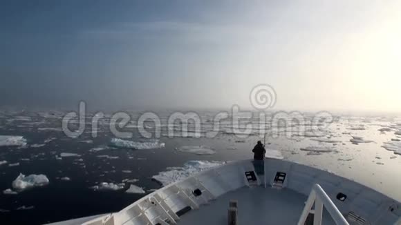 北极的冰山和冰在海洋中黎明视频的预览图