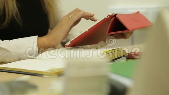 女性手在桌上的触摸板上打字视频的预览图