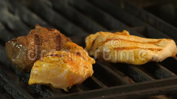 烤肉两个鸡肉片或带有烤架印和小牛肉的火鸡肉都在烤架上烤着视频的预览图
