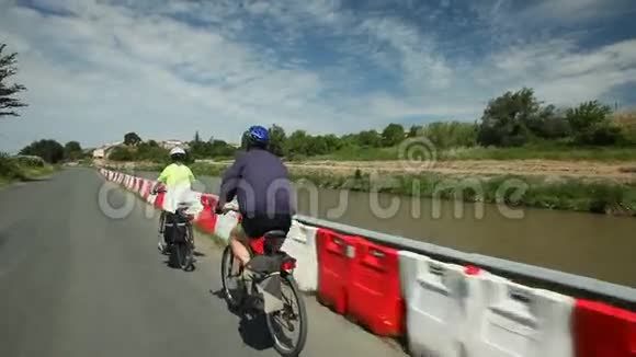 退休夫妇在河边骑自行车度假视频的预览图