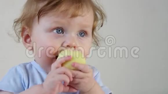 孩子吃水果健康食品视频的预览图