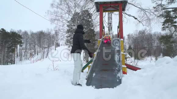 冬天骑滑滑梯的小女孩视频的预览图