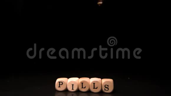 掷骰子拼写药物的平板电脑视频的预览图