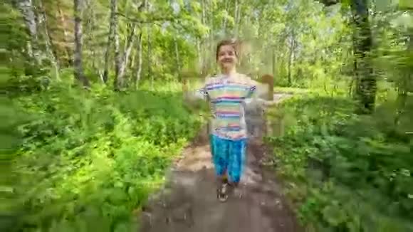 少年男孩在公园慢跑视频的预览图