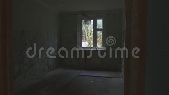 一栋废弃建筑的内部窗户破损视频的预览图