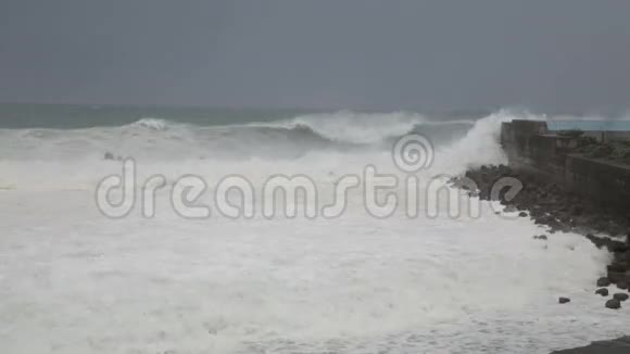 强波在风暴中撞击屏障视频的预览图