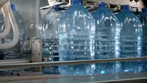 塑料瓶工业自动灌装机视频的预览图
