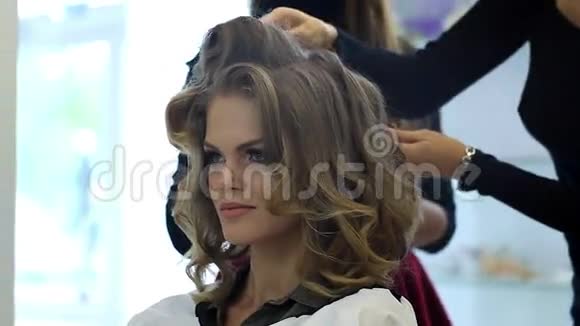 美发师在美容院做美发女郎视频的预览图