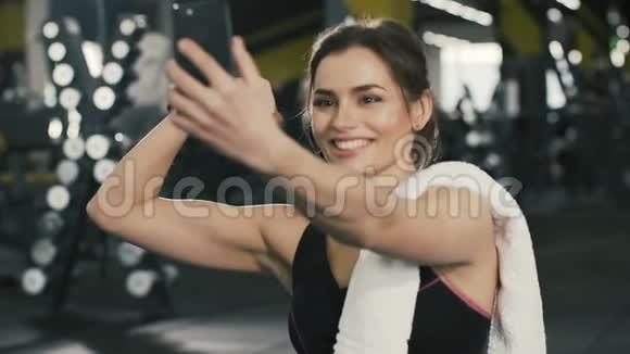 健身房里漂亮女孩的特写照片视频的预览图