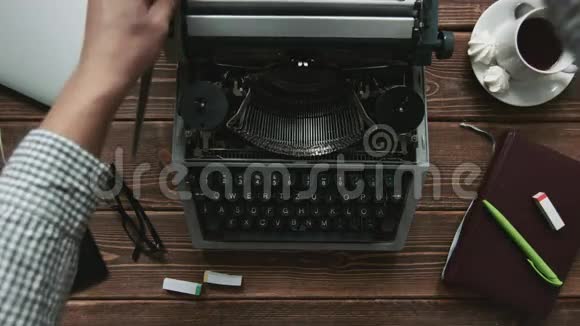 在旧打字机上工作的人视频的预览图
