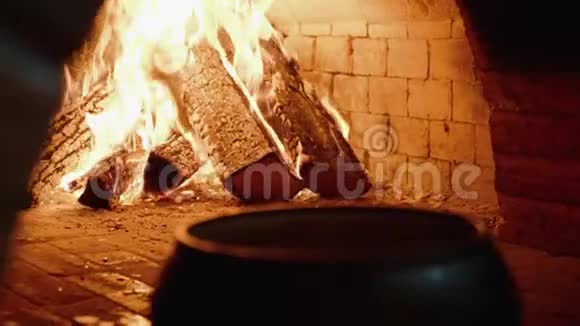 传统的俄罗斯炉子用木头煮食物视频的预览图