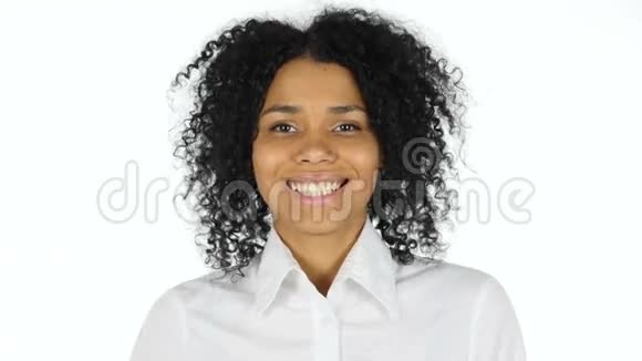 在白色背景上微笑的黑人女人视频的预览图