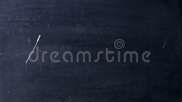 我爱你手写粉笔在黑色黑板上箭射出心形热爱学校理念视频的预览图