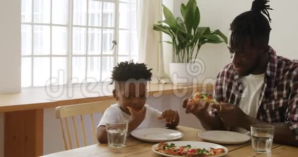 父子俩一起吃饭视频的预览图