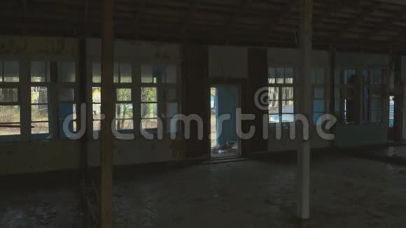 一栋废弃建筑的内部窗户破损视频的预览图