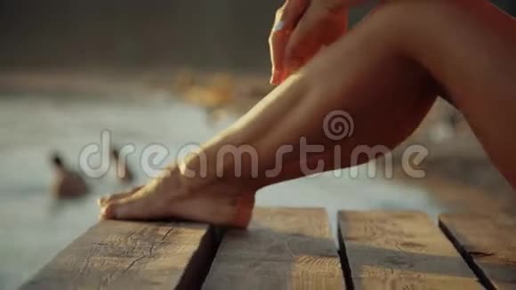 美丽的女人用手抚摸她的腿视频的预览图