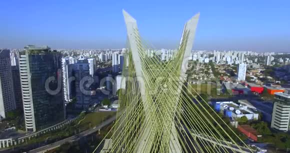 现代建筑现代桥梁连接两个不同的点世界上的斜拉桥视频的预览图